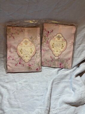 Rachel Ashwell Shabby Chic
Rose Blossom standard shams